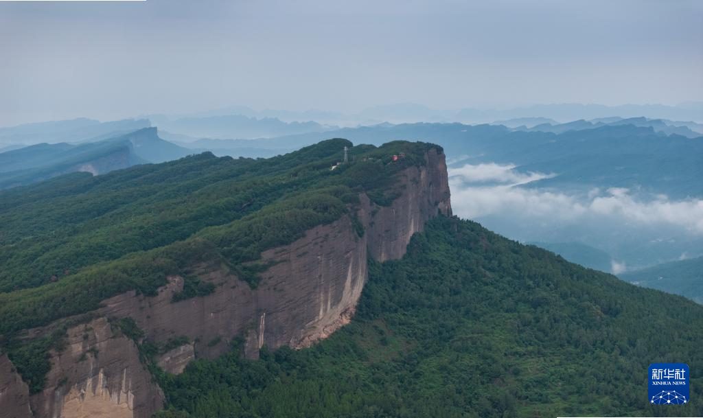 剑门关周围连绵山峦与云雾的航拍实景
