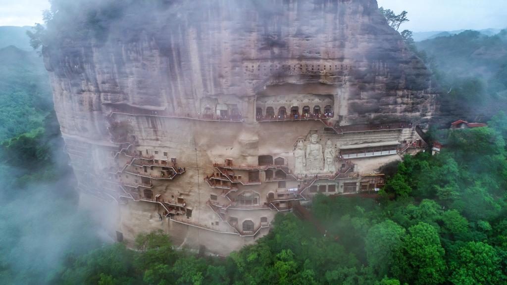 烟雨笼罩下的麦积山石窟全貌航拍