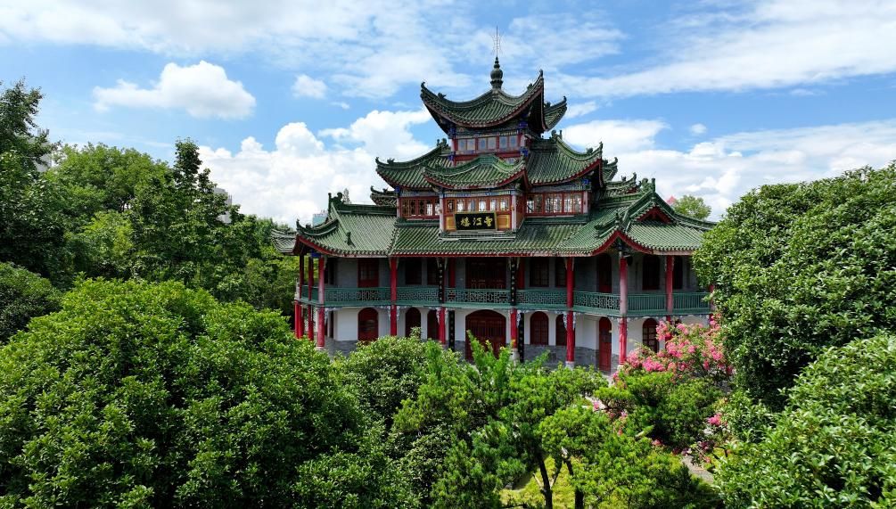 汉中市博物馆古汉台望江楼，绿瓦飞檐的楼阁与庭院树木