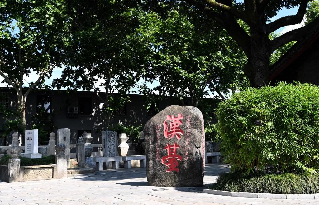汉中市博物馆石门十三品陈列室内的摩崖石刻