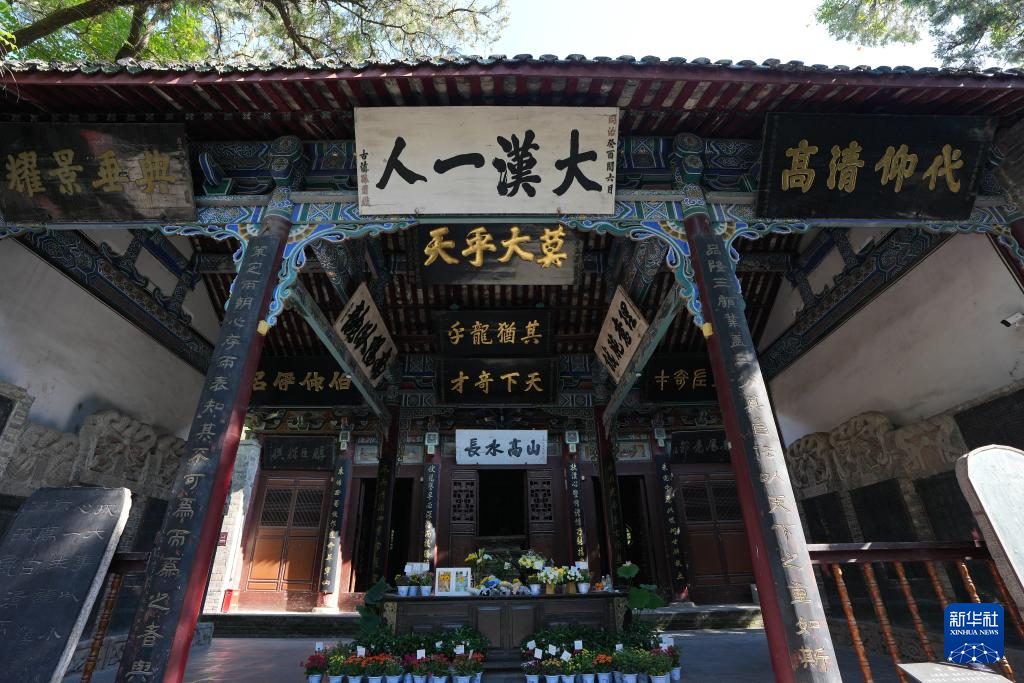 勉县武侯祠大殿，檐下悬挂“大汉一人”匾额